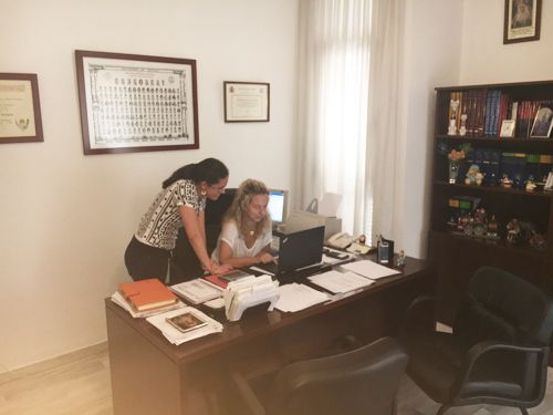 Administración De Fincas Sevilla. Miriam Olga De Frutos Rodríguez personas en oficina